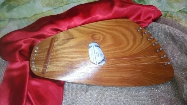 Kantele Pentatonico 7 cordas (marfim)