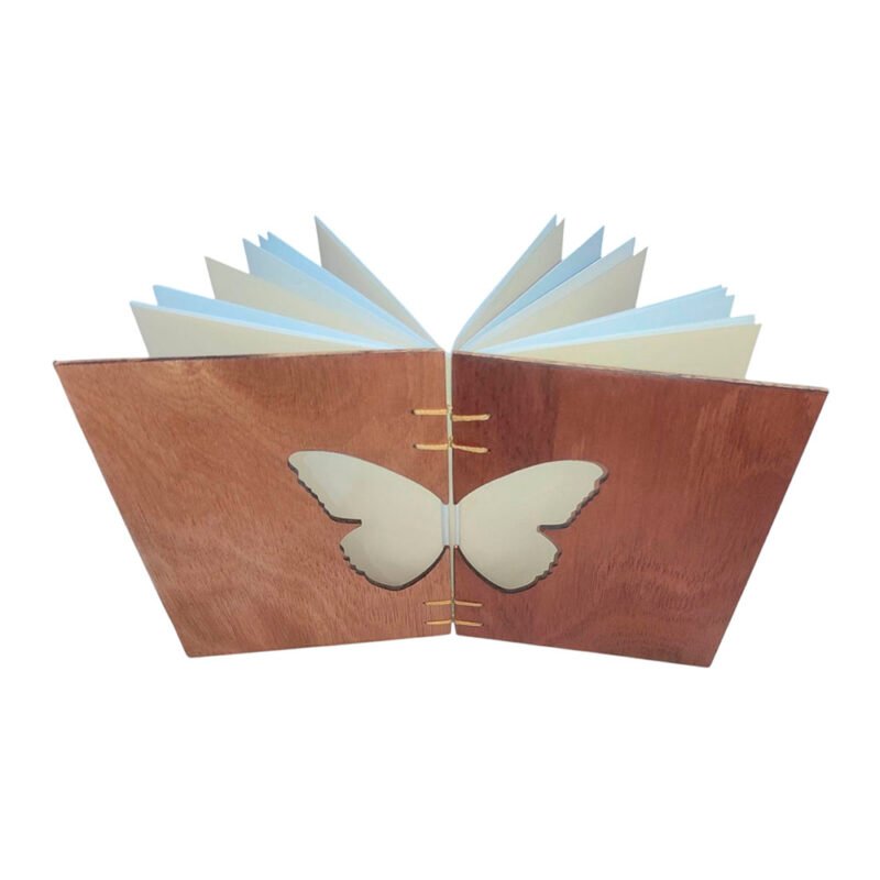 caderno com capa de madeira